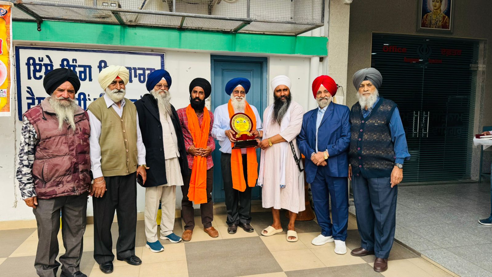 दानी सज्जन प्यारा सिंह शेखुपुर यूएसए ने अस्पताल को एक लाख रुपए दान दिए।